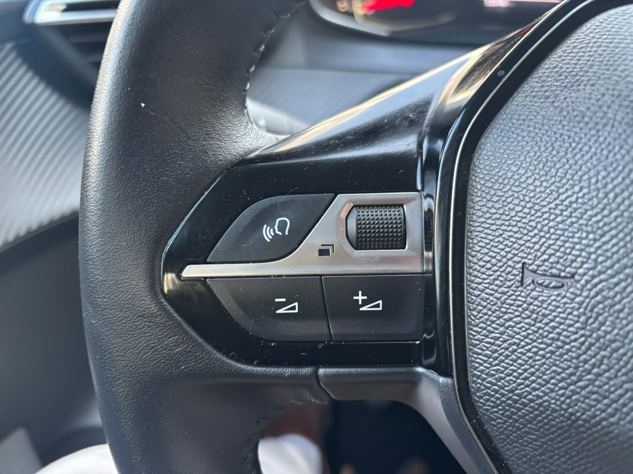 Peugeot 208 — foto 10 de 27