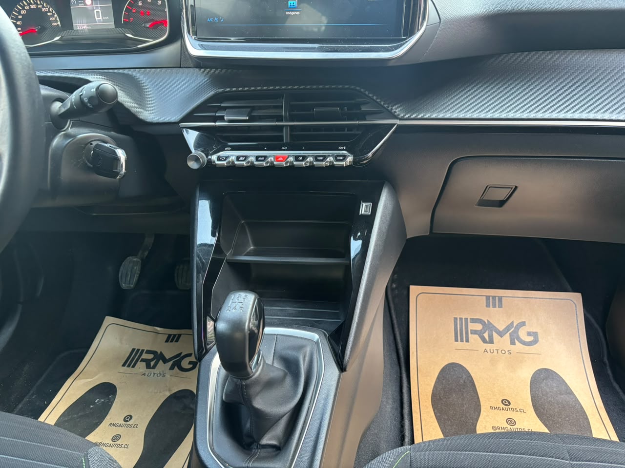 Peugeot 208 — foto 15 de 27