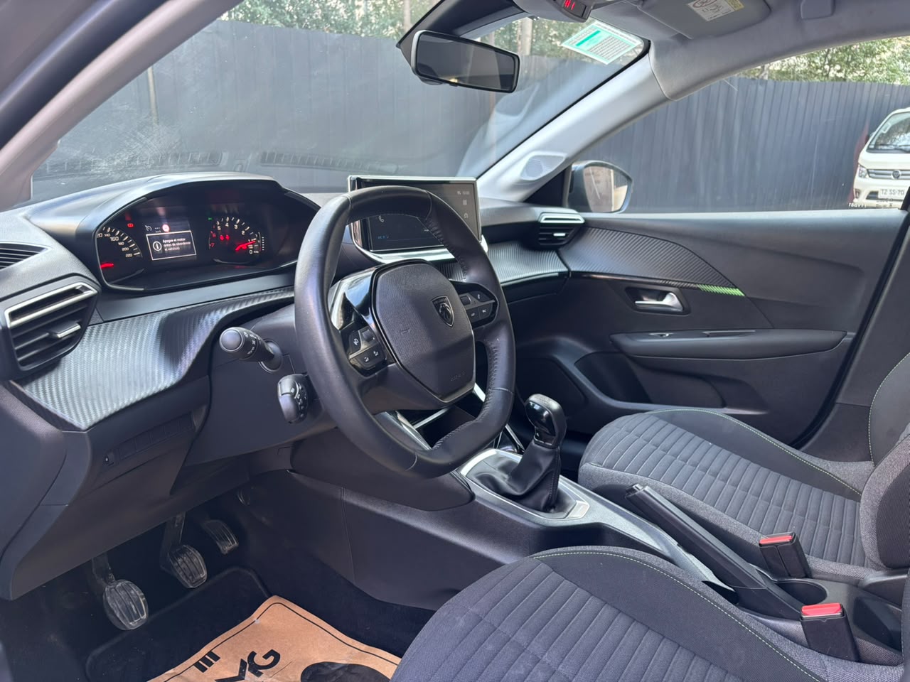 Peugeot 208 — foto 16 de 27