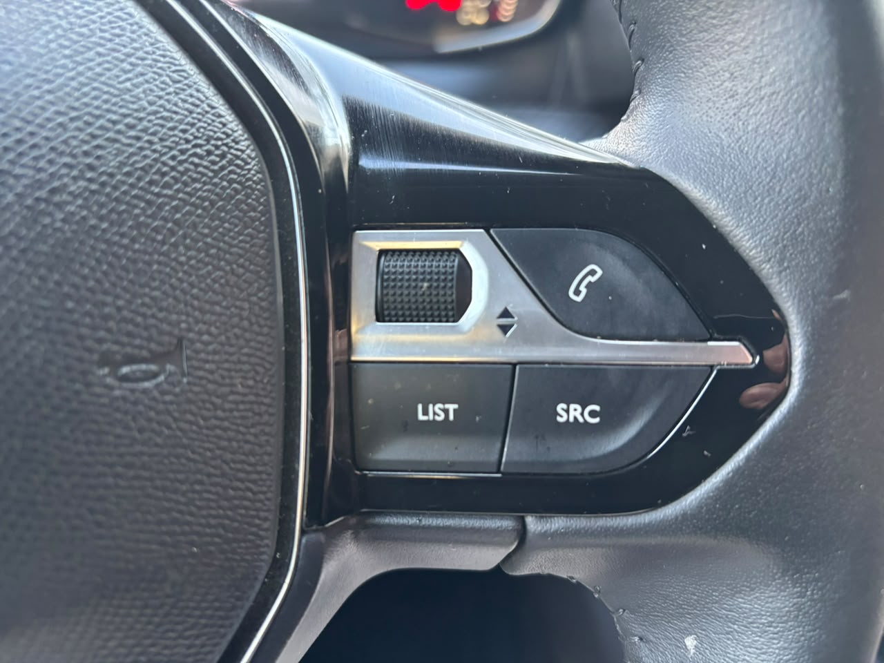 Peugeot 208 — foto 11 de 27
