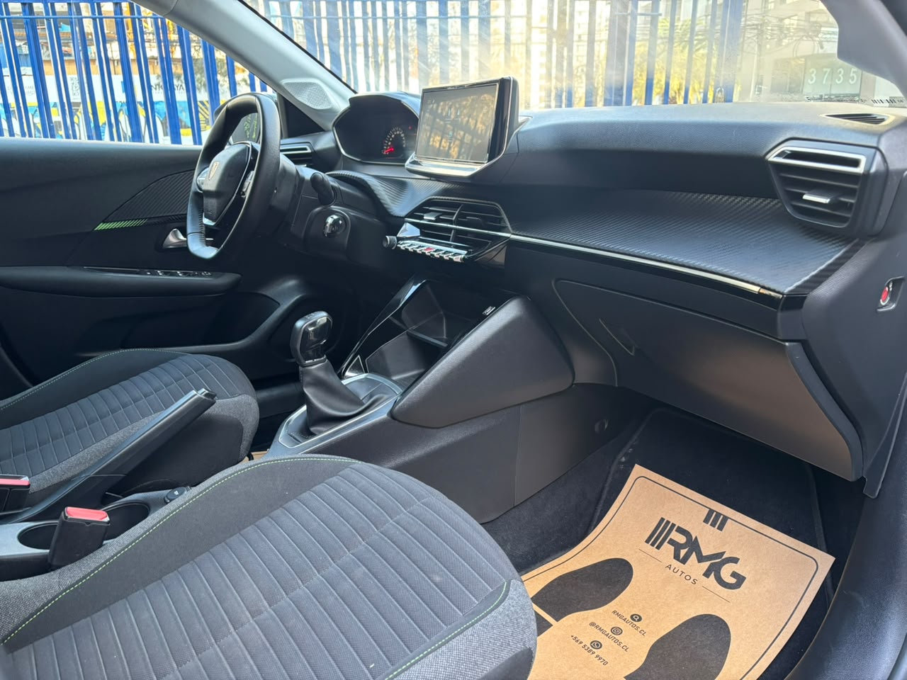 Peugeot 208 — foto 17 de 27
