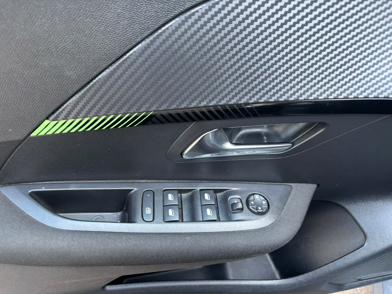Peugeot 208 — foto 21 de 27