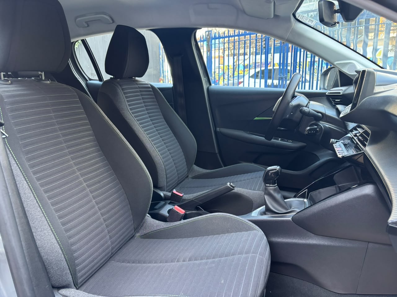 Peugeot 208 — foto 22 de 27