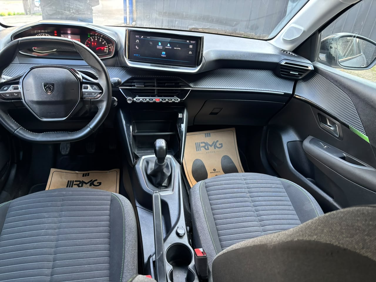 Peugeot 208 — foto 24 de 27