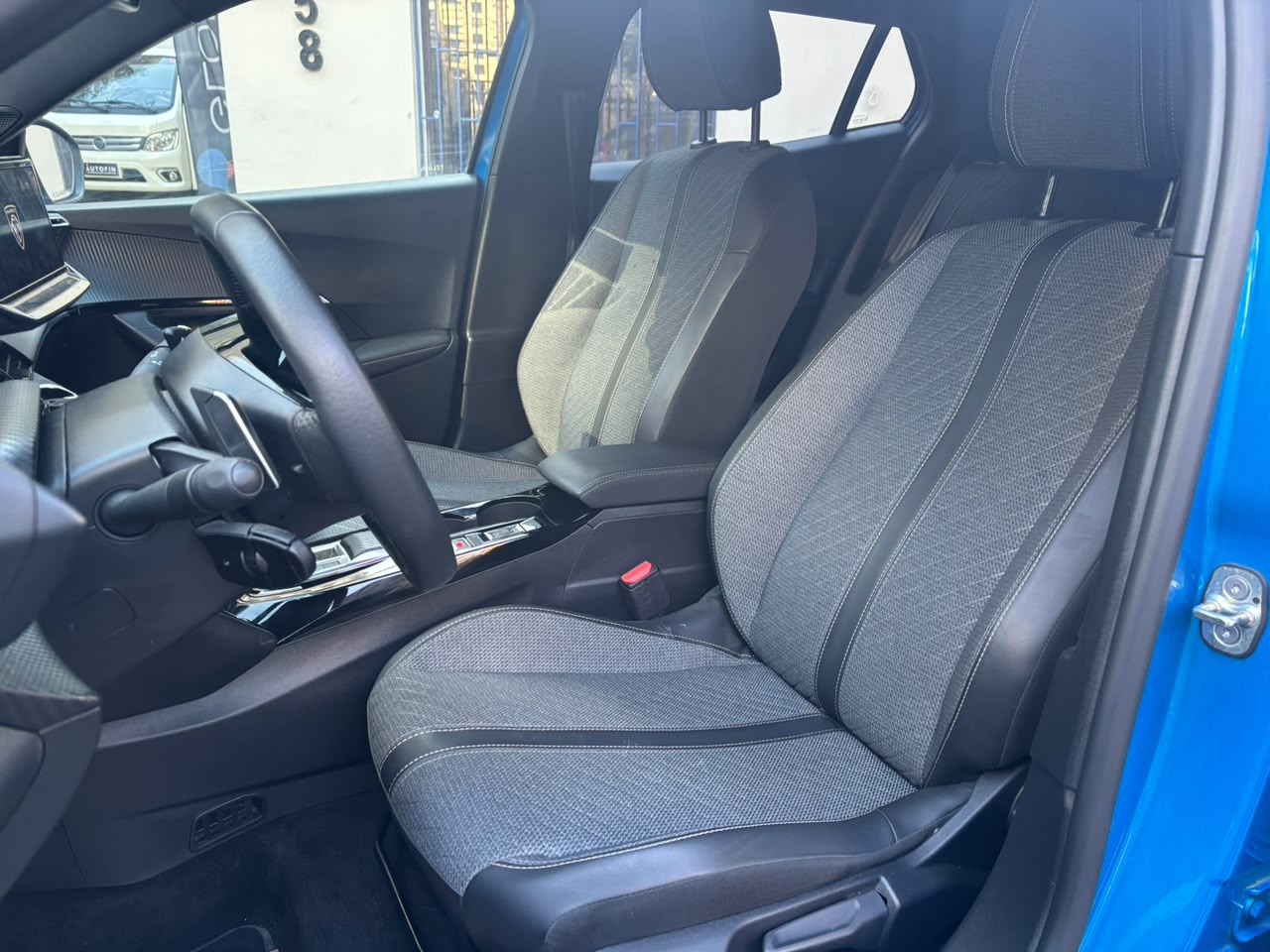 Peugeot 2008 — foto 18 de 25