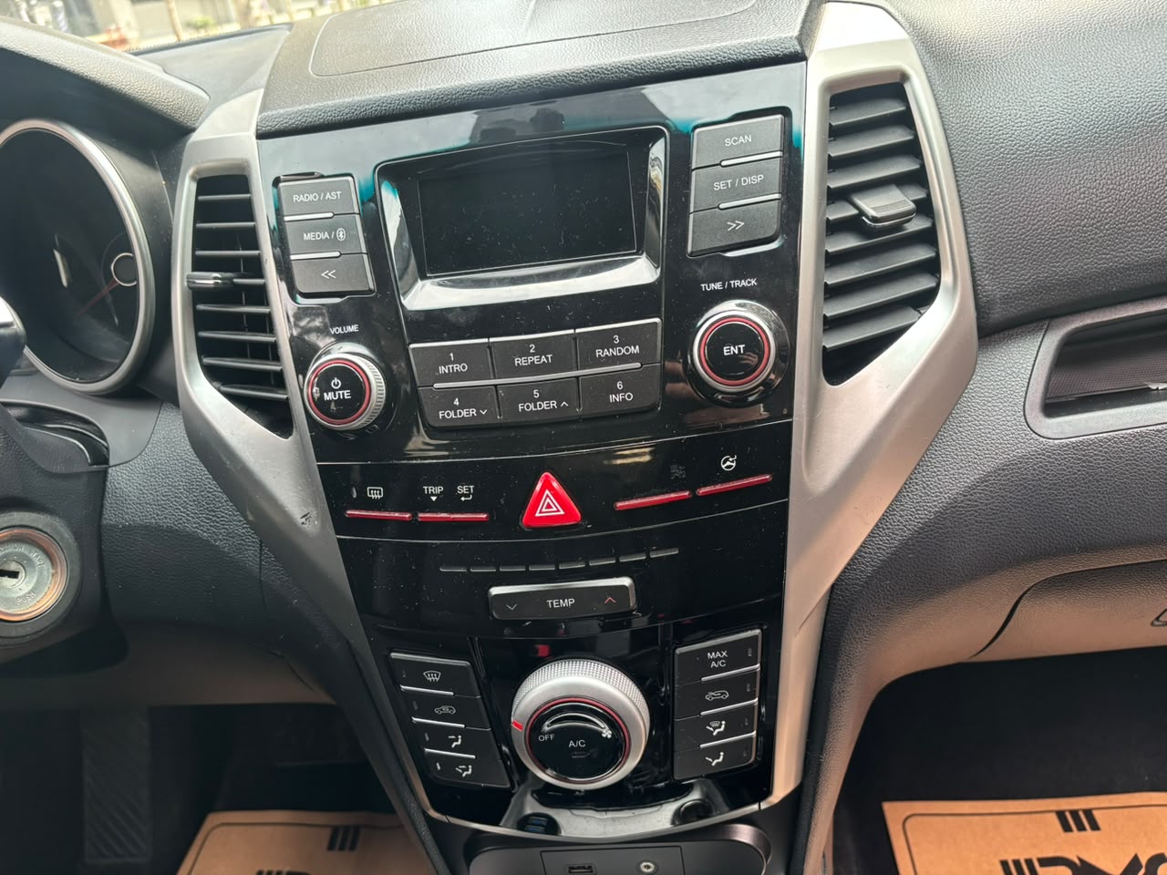 SsangYong Tivoli — foto 9 de 23