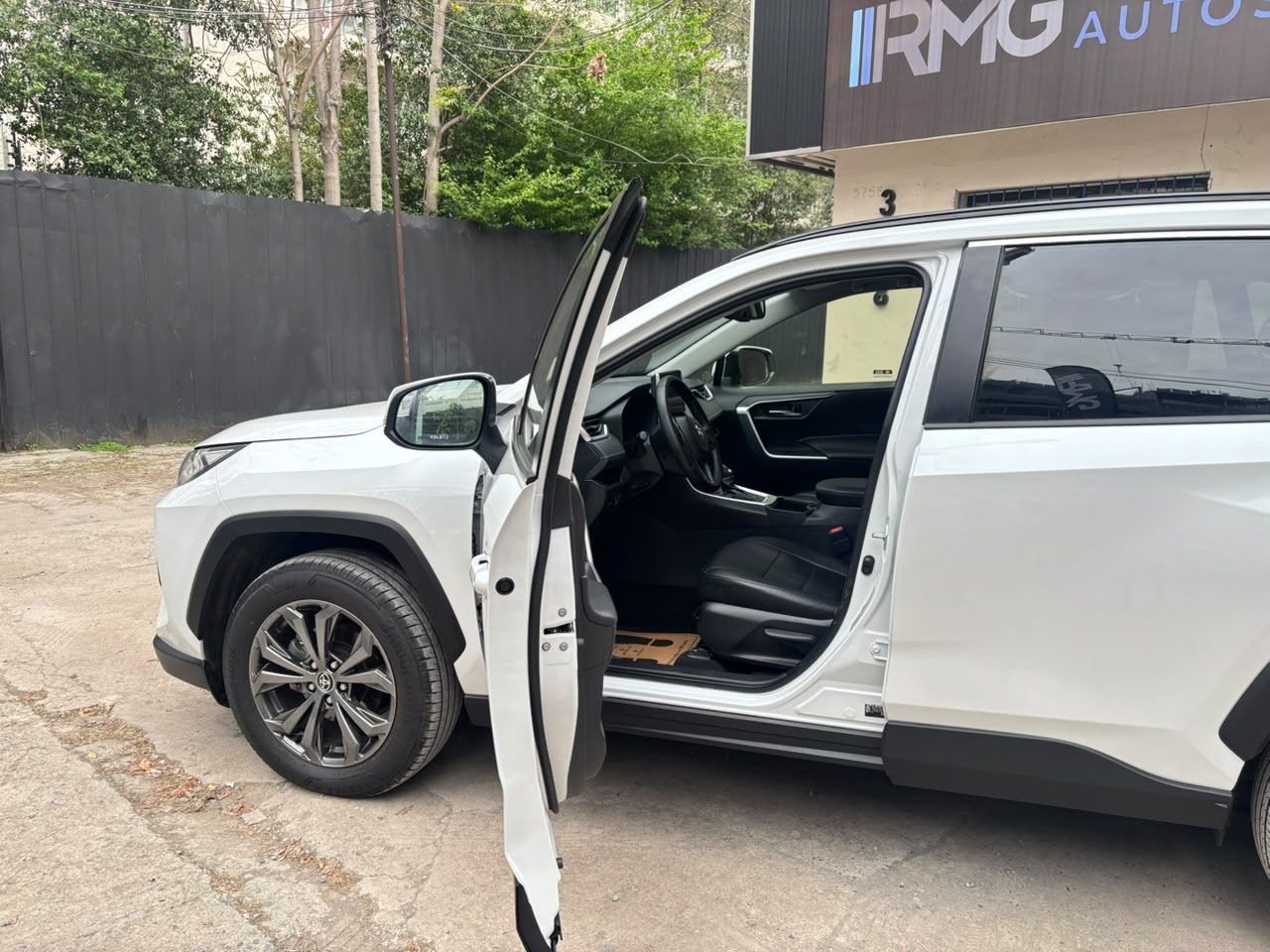Toyota RAV4 — foto 9 de 33