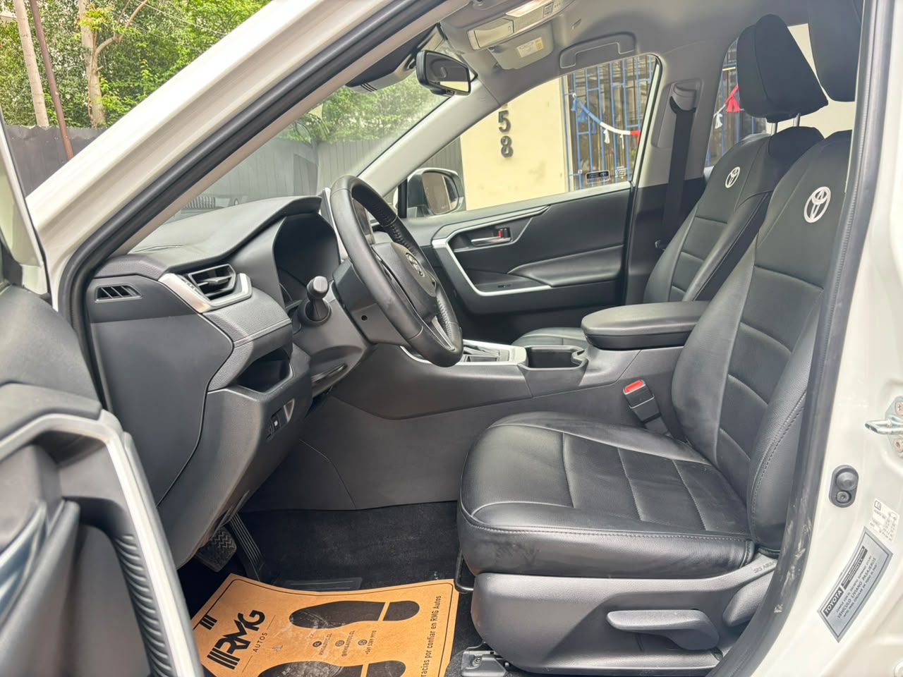 Toyota RAV4 — foto 31 de 33