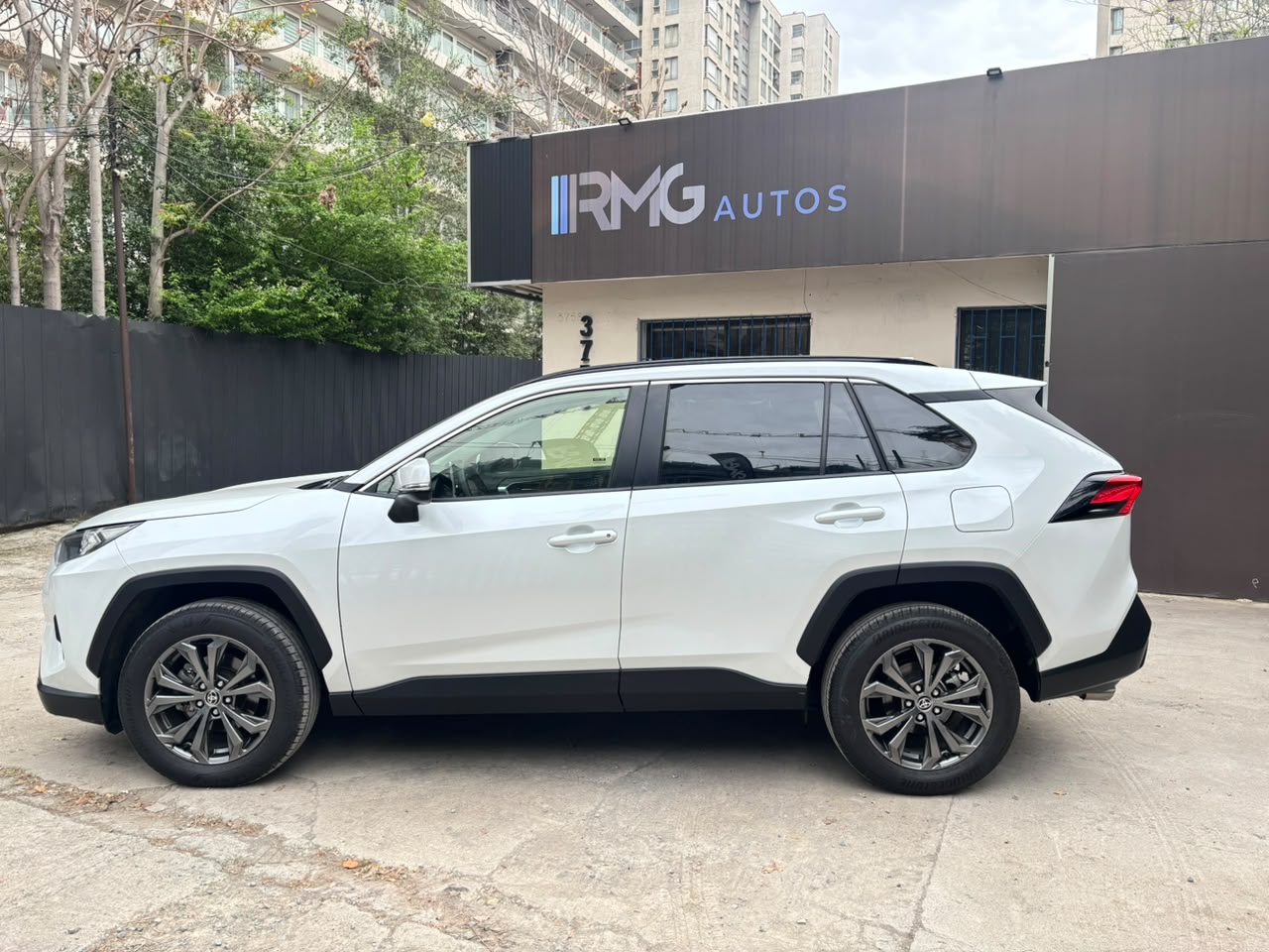 Toyota RAV4 — foto 2 de 33