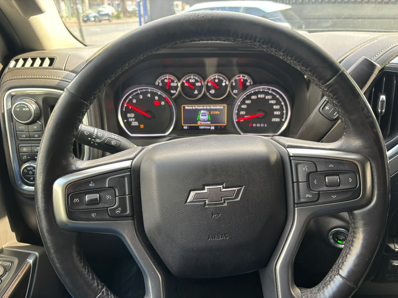 Chevrolet Silverado — foto 15 de 19