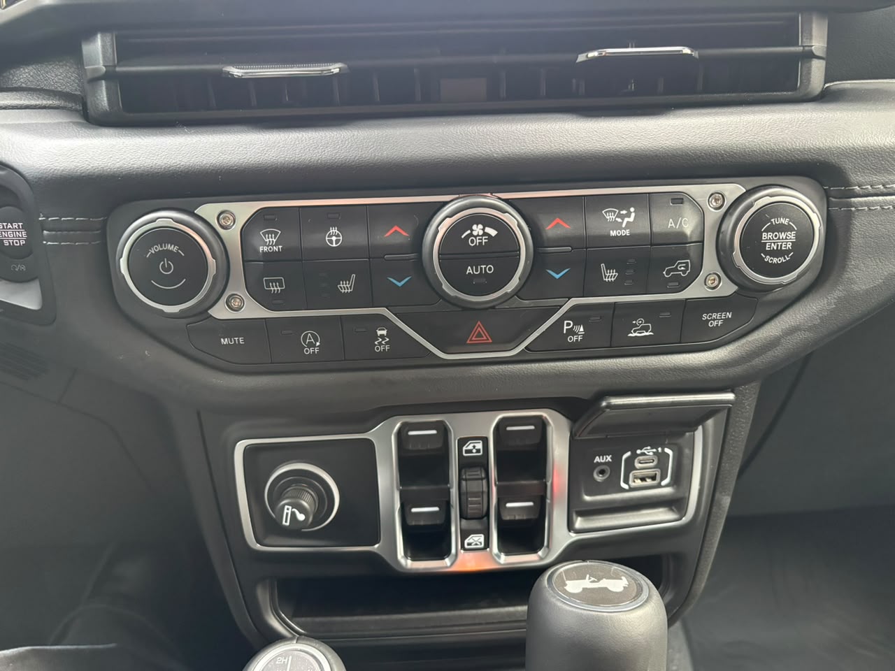 Jeep Wrangler — foto 14 de 34
