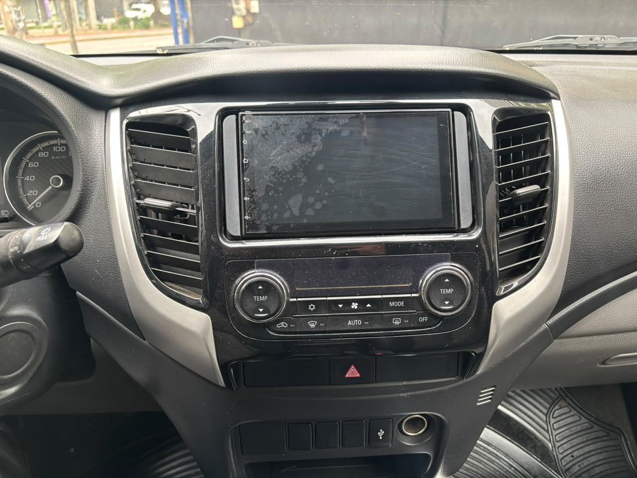 Mitsubishi L200 — foto 14 de 23