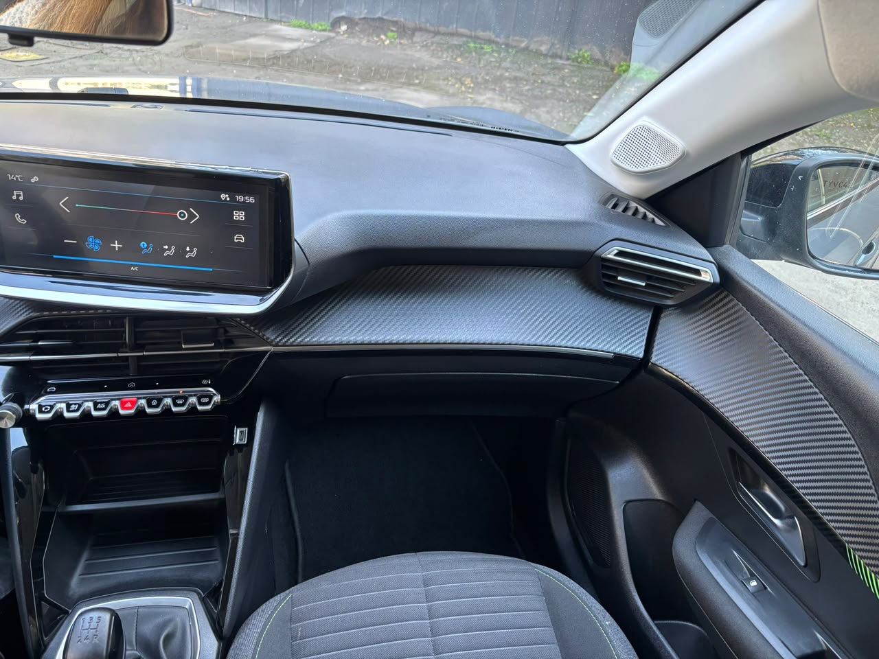 Peugeot 208 — foto 11 de 17