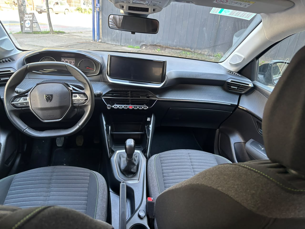 Peugeot 208 — foto 12 de 17