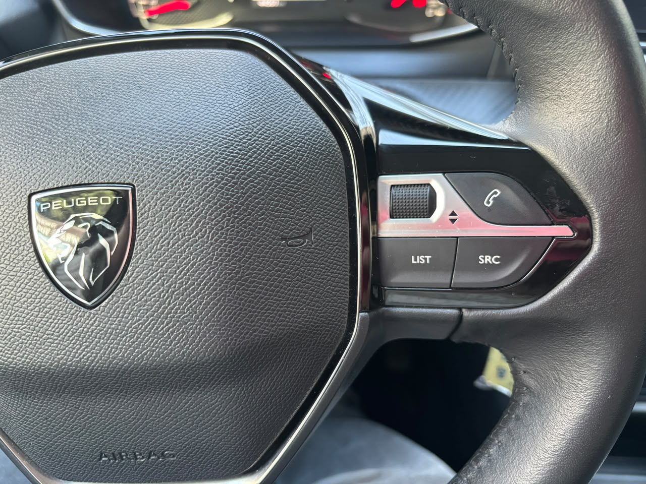 Peugeot 208 — foto 16 de 17