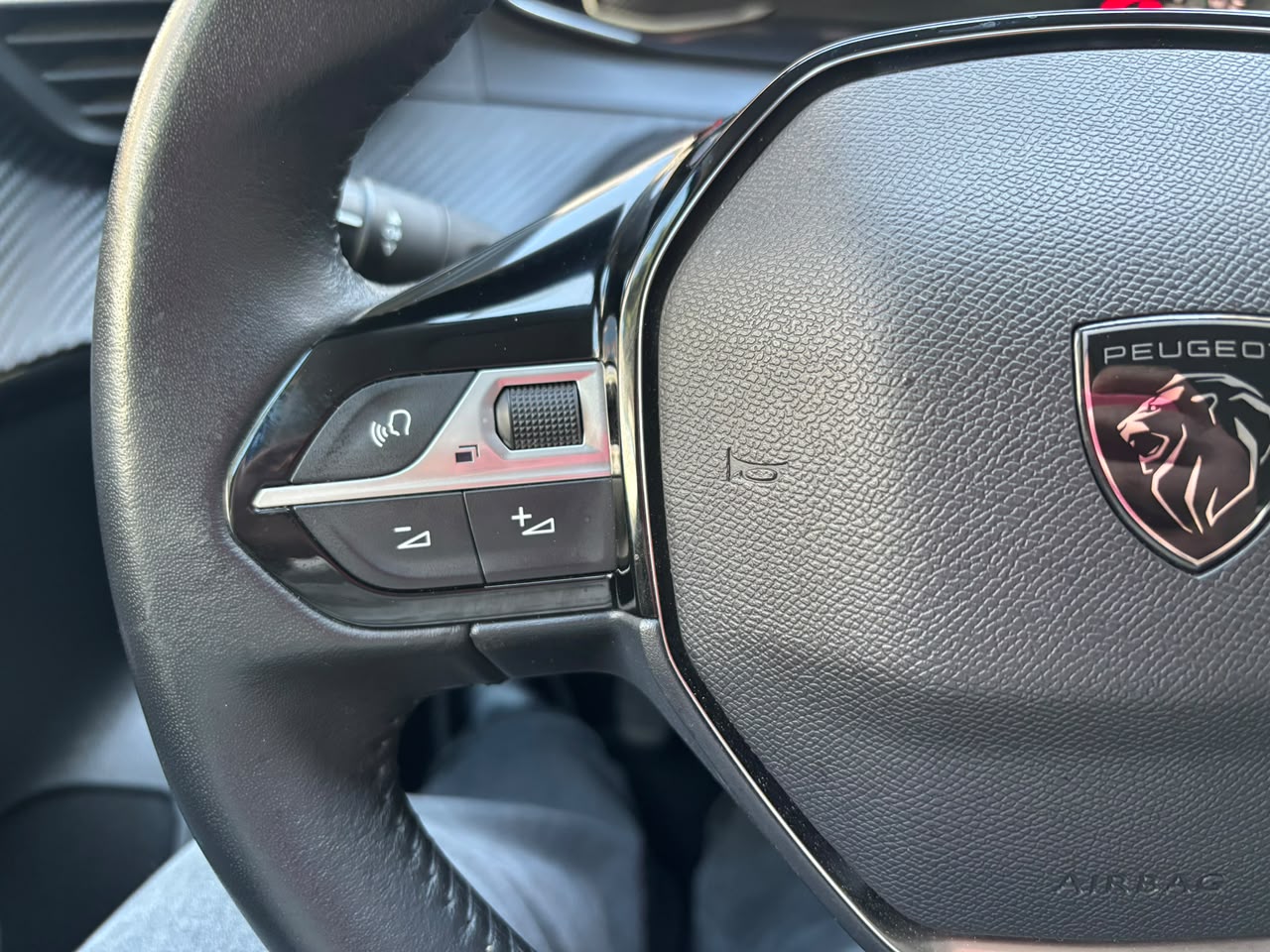 Peugeot 208 — foto 15 de 17