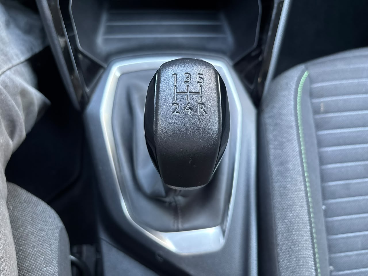 Peugeot 208 — foto 17 de 17