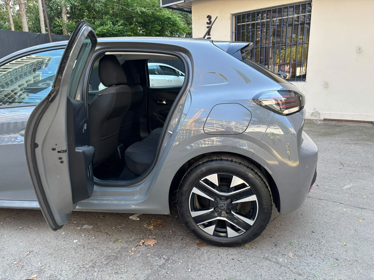 Peugeot 208 — foto 9 de 17