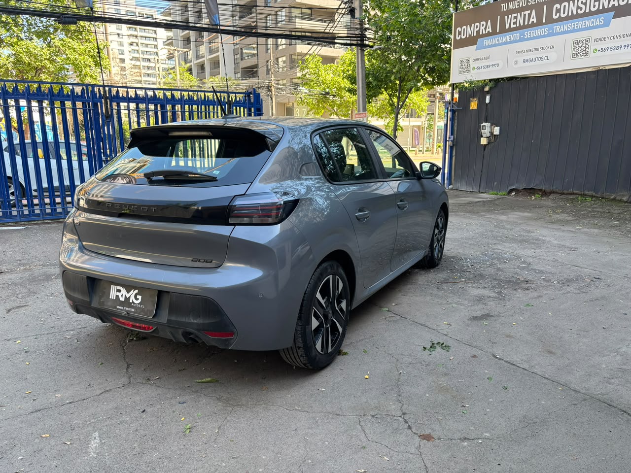 Peugeot 208 — foto 5 de 17